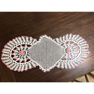 Vintage Crochet Lace Table Runner Raised Variegated Pink Irish Roses handmade
